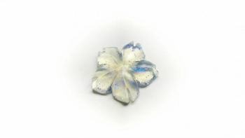 瑠璃の一輪桜・淡雪 001(ラメ)★ペンダント、ピアス・イヤリング、リングなどに仕立ててお届けします♪ 光を受けると、ほのかに虹色のきらめきを帯び、見る人の心にそっと静けさとあたたかさを届けてくれま… ラフォルム ガラスジュエリー ガラスアクセサリー
