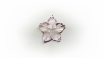 ラフォルム ガラスジュエリー ガラスアクセサリー 瑠璃の一輪桜・春風010(ラメ/蓄光)★ペンダント、ピアス・イヤリング、リングなどに仕立ててお届けします♪ ほんのりと桜色に染まる、優しく淡いエルビウムピンクの『瑠璃の一輪桜・春風010』。ガラスの…