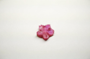 瑠璃の一輪桜・春風012(ラメ)★ペンダント、ピアス・イヤリング、リングなどに仕立ててお届けします♪ 淡くやさしい桜色。 ラフォルム ガラスジュエリー ガラスアクセサリー