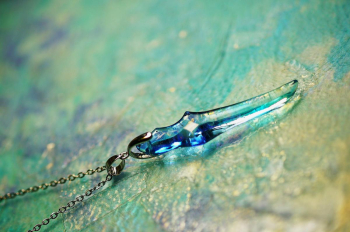 ラフォルム ガラスジュエリー ガラスアクセサリー Sword of Fang ～ 大海の煌き ～ 爽やかなブルーのグラデーションが、まるで海の輝きのように広がる世界にひとつのペンダント。細身の牙のような形状が躍動感を生み出し、内部に施された微細なラ…
