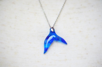 ラフォルム ガラスジュエリー ガラスアクセサリー Whale's Breath ～ 海の息吹 ～ 自然の力強さと優雅さを表現した「Whale's Breath」。ホエールテールの形状を再現し、深いブルーと透明感のあるガラスが、まるで海の息吹のように…
