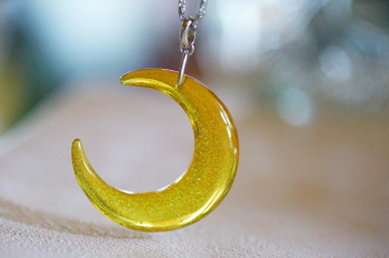 ラフォルム ガラスジュエリー ガラスアクセサリー Amber Crescent ～ Moon Glow ～ 透明感のあるアンバー(琥珀色)の立体的な三日月モチーフペンダント。サイズを大きめにし、表裏にふくらみを持たせることで、光の角度によって深みの…