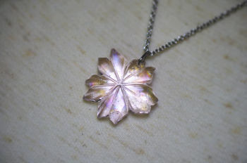ラフォルム ガラスジュエリー ガラスアクセサリー はつ恋の薄紅色 ～ 春霞に咲く桜 ～ 『はつ恋の薄紅色 ～ 春霞に咲く桜 ～』は、赤紫の色彩を生かした胸元を彩るガラスペンダントです。
春の霞の中で、そっと花開いた一輪の桜。そんな淡く優しい情景を…