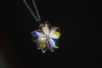 はつ恋の薄紅色 ～ 春霞に咲く桜 ～ 内部にはレインボーラメの煌き。 ラフォルム ガラスジュエリー ガラスアクセサリー