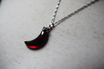 Crimson garnet moon シンプルな三日月。深いガーネットレッドの色合い。 ラフォルム ガラスジュエリー ガラスアクセサリー