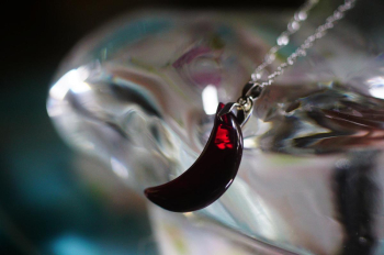 Crimson garnet moon 光に翳した瞬間、内側から鮮やかなワインレッドの輝きが現れます。 ラフォルム ガラスジュエリー ガラスアクセサリー