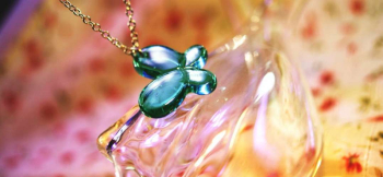 ラフォルム ガラスジュエリー ガラスアクセサリー Sweet butterfly 蝶をイメージした丸くてかわいらしいフォルムのネックレスです。ライトアクアマリンブルーの透明感のある色合いもステキです。