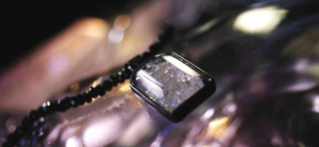 ラフォルム ガラスジュエリー ガラスアクセサリー ずっと輝いて ～ IBUSHI  ～ 透明クリアーをベースに、ダイクロガラスと銀の箔をちりばめた美しいお守り風フォルムのネックレスです。表面の周囲はカットを施し立体感を持たせました。ガラスの周りは、…