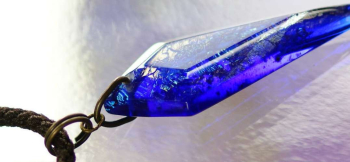 Blue galaxy ～ 流星  ～ 見る角度や光りの当たり方でさまざまな表情をお楽しみいただけます。 ラフォルム ガラスジュエリー ガラスアクセサリー