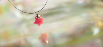 ラフォルム ガラスジュエリー ガラスアクセサリー Cute Hexagram 小さく可愛らしいピンクの六芒星ペンダントです♪ステンレス製ワイヤー仕様で、ジョイント部分はSilver925製のチャーム付きです。