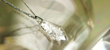 ラフォルム ガラスジュエリー ガラスアクセサリー Rhombic Ice comet 全てを凍らせてしまう真冬の風景は、とても美しくもあり神秘的でもあります。流れる川の表面も凍り、光に反射してキラキラ輝きます。そんな氷の彗星があったら・・・そんなイ…