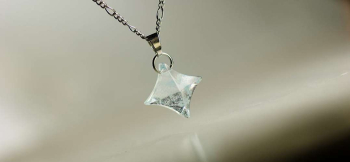 ラフォルム ガラスジュエリー ガラスアクセサリー Winter north cross star ～ 冬の北十字星 ～ 澄んだ夜空に光瞬く北十字星。冷たくも温かみもあるそんなイメージの光を表現しました。
ピラミッドのような立体のフォルムを、優しく…