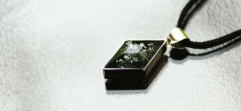 ラフォルム ガラスジュエリー ガラスアクセサリー 白銀の粉雪を シックで透明なグレーをベースに、内部には銀の箔をちりばめました。粉雪が降り始めたような印象です。内部下方には、「思い出の大切なもの」をお入れしています。裏面からはっきりご覧いただけます…
