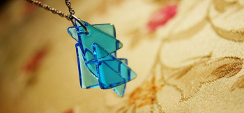 Fractal triangle 三角形をいくつも組み合わせたペンダント。 ラフォルム ガラスジュエリー ガラスアクセサリー