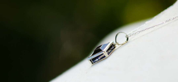 Gentle violet トップ全体を包み込むようにシルバー枠を施しています。 ラフォルム ガラスジュエリー ガラスアクセサリー