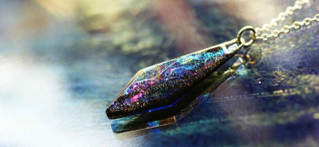 Sparkle blue diamond ～ 大宇宙のオーロラ ～ 光が透過・反射いたしますと、様々な色合いの煌めきをお楽しみいただけます。 ラフォルム ガラスジュエリー ガラスアクセサリー