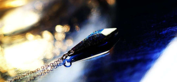 Sparkle blue diamond ～ 大宇宙のオーロラ ～ 表面はシャープにカットを施しましたので、光の反射もとてもシャープに見えます。裏面からは表面とはまた違ったブルーの細かな煌めきを施し… ラフォルム ガラスジュエリー ガラスアクセサリー