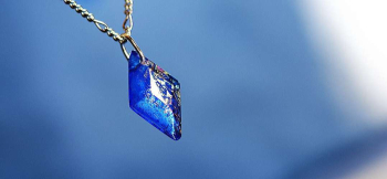 ラフォルム ガラスジュエリー ガラスアクセサリー Colorful shine ocean シャープなカットを施したひし形のフォルムが素敵なペンダントです。内部全体に神秘的なラメと蓄光加工を施しています。昼夜問わず美しさをお楽しみいただけます。ぜひ…