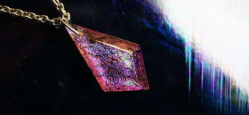 ラフォルム ガラスジュエリー ガラスアクセサリー Multicolor diamond 赤、ピンク、紫、ブルー、オレンジの光が、鋭いひし形の中で万華鏡のように交差します。ダイクロガラスとイリデセント（ラメ）を重ねた華やかな色彩は、わずかな角度の違い…