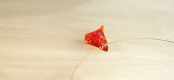 Roundish triangle 細身のステンレスワイヤーで身に着けやすいペンダントに仕上がっています。 ラフォルム ガラスジュエリー ガラスアクセサリー