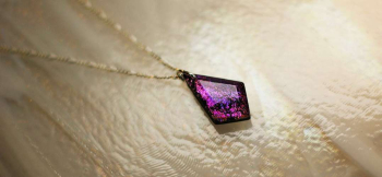 ラフォルム ガラスジュエリー ガラスアクセサリー Multicolor diamond MINI 「Multicolor diamond」のサイズを半分ほどにしたミニサイズの大きさながら、存在感のあるペンダントです。通常のダイクロガラスとは一味違う…