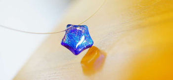 ラフォルム ガラスジュエリー ガラスアクセサリー Candy blue star 丸みのあるかわいらしい星型のフォルム♪内部には虹のような様々な煌めきが美しく神秘的なレインボーラメの煌きをお楽しみいただけます!! 細身のステンレスワイヤーで身につけ…