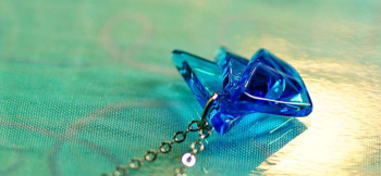Blue triangle ～ 水の扇 ～ ガラスの重なりが美しいデザインです。 ラフォルム ガラスジュエリー ガラスアクセサリー