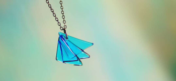 Blue triangle ～ 水の扇 ～ 三角形を重ね合わせたイメージ。 ラフォルム ガラスジュエリー ガラスアクセサリー