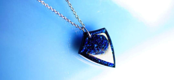 Blue flake emblem 美しくブルーに煌くエンブレムタイプペンダント。 ラフォルム ガラスジュエリー ガラスアクセサリー