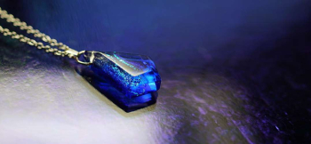 ラフォルム ガラスジュエリー ガラスアクセサリー 流星のMilkyway 『流星のMilkyway』は、青の色彩を生かした胸元を彩るガラスペンダントです。
深いブルー系に、天の川のような流れの煌きを表現した、美しく神秘的なペンダントに仕上がりまし…
