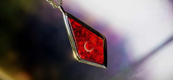 Turkish spirits 美しい透明色のレッドがベースカラーです。 ラフォルム ガラスジュエリー ガラスアクセサリー