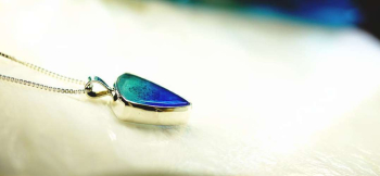 想い奏でて ～ Blue gradation  ～ 制作が可能な範囲で厚みをできる限り抑えたフォルムに仕上げました。 ラフォルム ガラスジュエリー ガラスアクセサリー