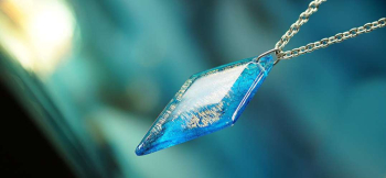 ラフォルム ガラスジュエリー ガラスアクセサリー Healing blue ～ 湖面の煌き ～ 『Healing blue ～ 湖面の煌き ～』は、青の色彩を生かした胸元を彩るガラスペンダントです。
静かな湖面に降り注ぐ光が反射して漣のように煌い…
