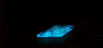 Healing blue ～ 湖面の煌き ～ 暗闇ではブルーの光を放ちます。 ラフォルム ガラスジュエリー ガラスアクセサリー