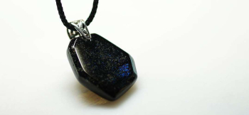 Modern Glass Onyx 裏面側はやや趣の異なるイメージで、内部の「思い出の大切なもの」も確認することが出来ます。 ラフォルム ガラスジュエリー ガラスアクセサリー