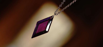 Noble Viola ベースには赤紫系の色合いを使用しています。 ラフォルム ガラスジュエリー ガラスアクセサリー