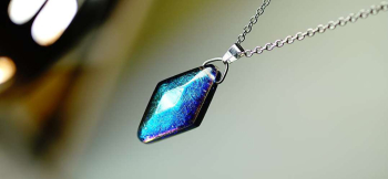 Marine bright jewel ブルーの美しい煌きを閉じ込めたひし形。 ラフォルム ガラスジュエリー ガラスアクセサリー