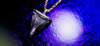 ラフォルム ガラスジュエリー ガラスアクセサリー Brocade triangle 緑を帯びたアクアマリンブルーのガラスを二等辺三角形に整え、内部へレインボーとシルバーのイリデセント（ラメ）を重ねました。見る角度によって青や紫、銀色の細かな光が現れ…