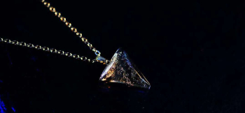 Brocade triangle 様々な角度から。 ラフォルム ガラスジュエリー ガラスアクセサリー