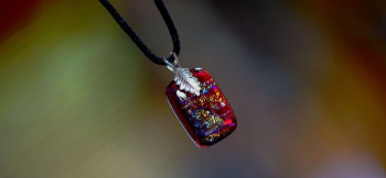 Illuminate life ～ ROSE ～ 内部には神秘的な優しいレインボーラメが煌きます。 ラフォルム ガラスジュエリー ガラスアクセサリー