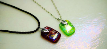Illuminate life ～ ROSE ～ サイズの少し異なるペアペンダントとしてお作りいたしました。 ラフォルム ガラスジュエリー ガラスアクセサリー