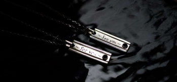 ラフォルム ガラスジュエリー ガラスアクセサリー 愛を永遠に ～ See you ～ 細身のSilver925製プレートと、小さなコバルトブルーのガラスを組み合わせたメモリアルペンダントです。少し厚みを持たせた銀の表面へ二本の溝を刻み、表裏には大切…