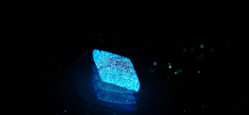 真実の青 ～ Luminous diamond ～ 暗闇での神秘的な光をお楽しみください。 ラフォルム ガラスジュエリー ガラスアクセサリー