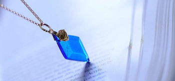 Trueblue diamond トゥルーブルーのシンプルなひし形ペンダント。ゴールドチェーンと一輪のバラのチャームが印象的です。 ラフォルム ガラスジュエリー ガラスアクセサリー