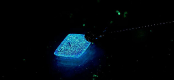Trueblue diamond 暗闇では淡く神秘的な蓄光の光をお楽しみいただけます。 ラフォルム ガラスジュエリー ガラスアクセサリー