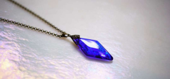 Smooth rhombus ～ Blue glitter ～ 厚みを抑えた滑らかなひし形のフォルムです。 ラフォルム ガラスジュエリー ガラスアクセサリー