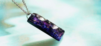 ラフォルム ガラスジュエリー ガラスアクセサリー Blue sparkling jewel 青紫の夜空から無数の星を切り取ったような、細身のプレート型ペンダントです。内部のイリデセント（ラメ）が紫、青、銀色に煌き、深いガラスの中へ銀河の密度を感じさ…