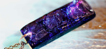 Blue sparkling jewel 内部には宇宙をそのまま切り取ったような神秘的な光が満ちています。 ラフォルム ガラスジュエリー ガラスアクセサリー