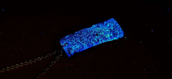 Blue sparkling jewel 暗闇では神秘的な光を放ちます。 ラフォルム ガラスジュエリー ガラスアクセサリー
