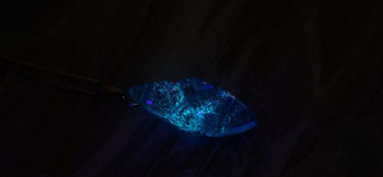 Healing blue flame ～ 癒しの青い炎 ～ 暗闇での神秘的な蓄光の光。 ラフォルム ガラスジュエリー ガラスアクセサリー